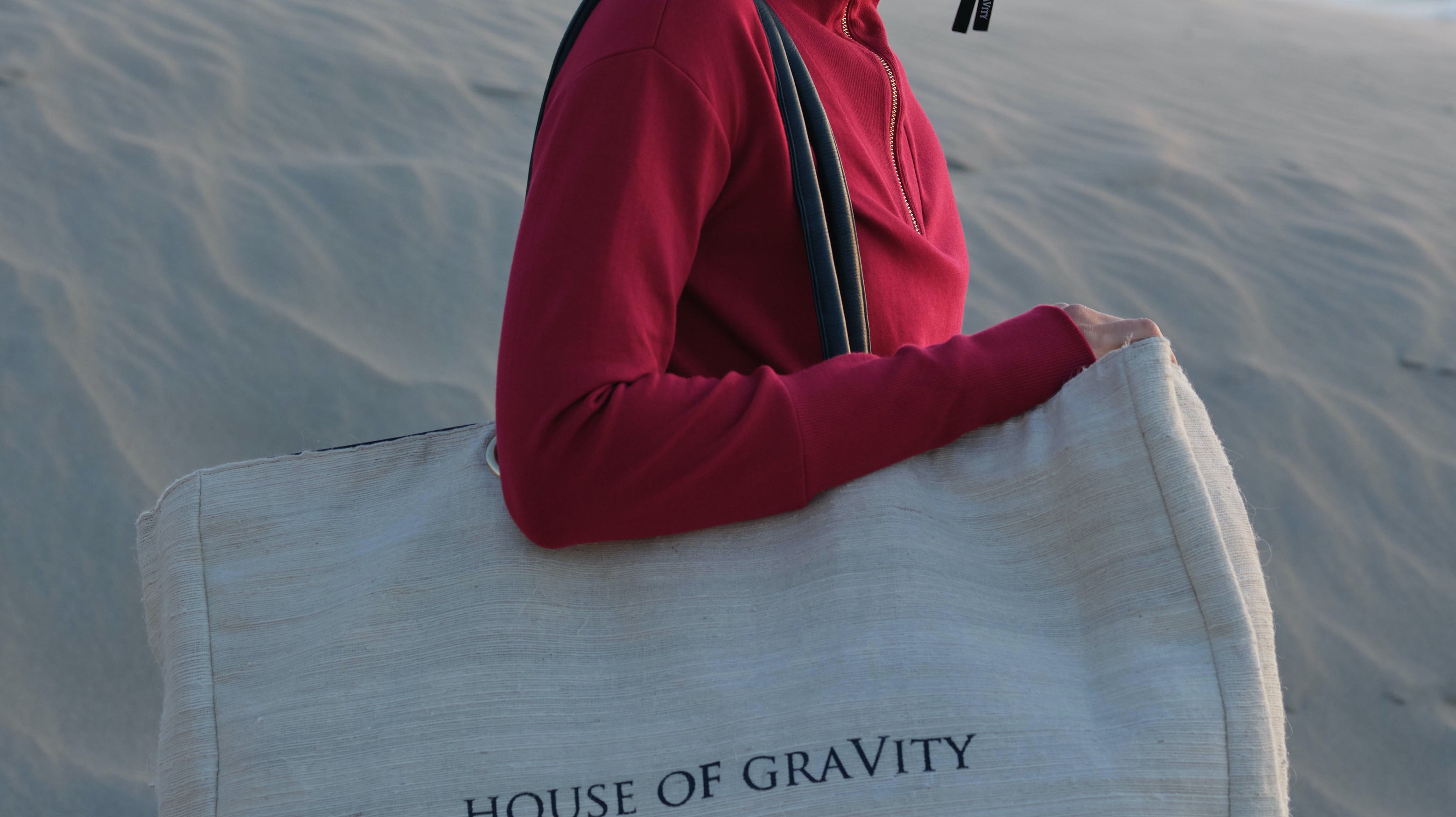 The sustainable Gravity tote bag made from pineapple leaves