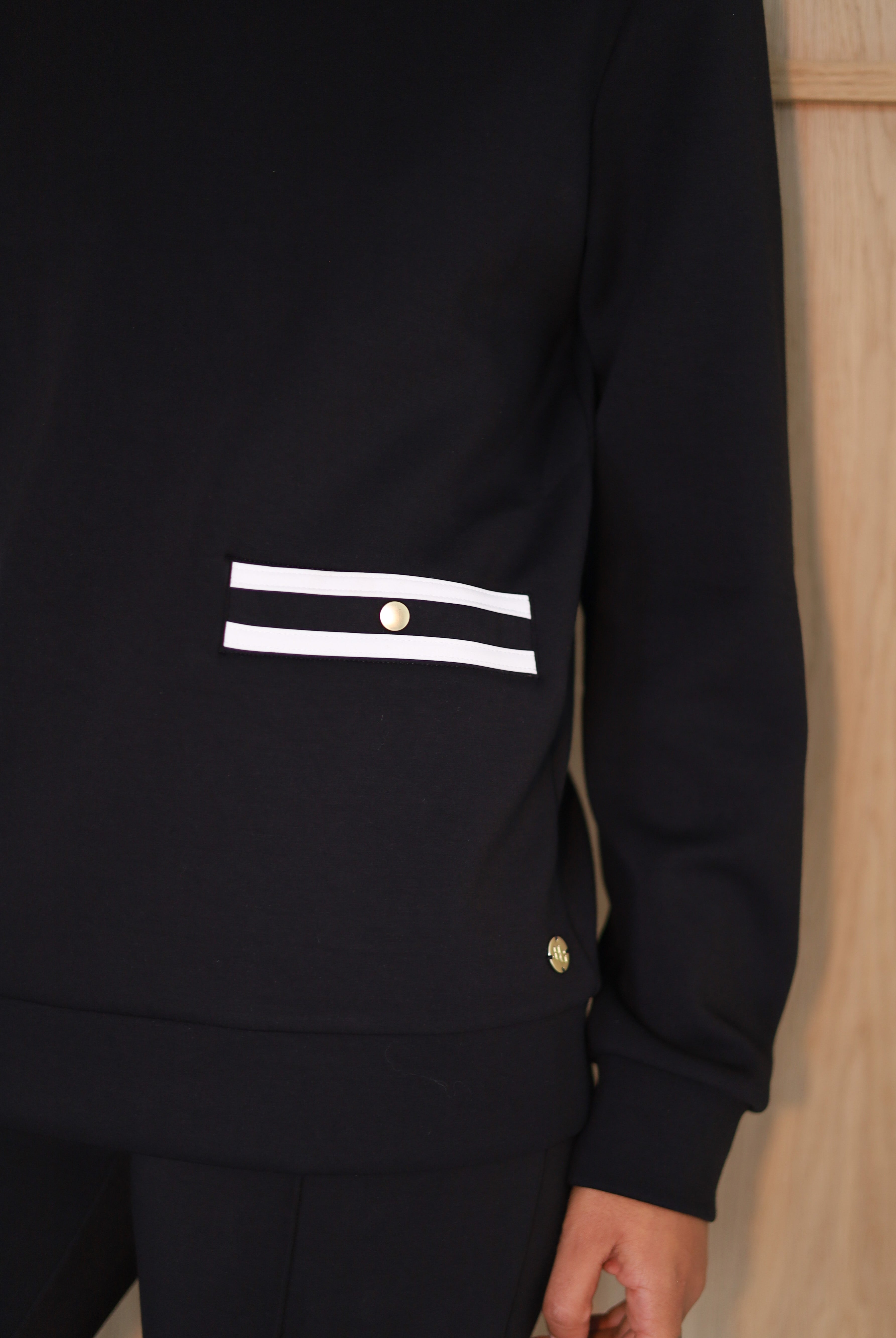 Black signature sweater with pockets from house of gravity